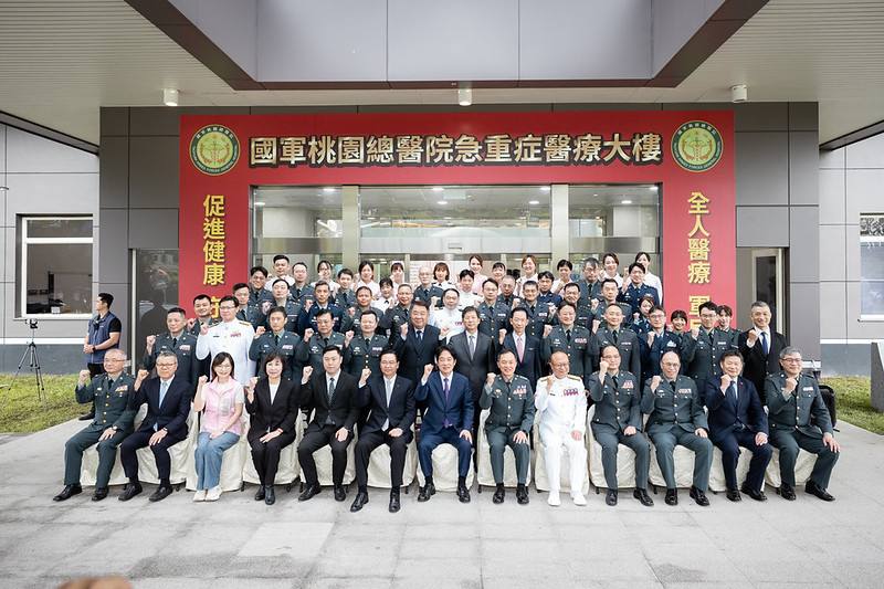 總統與出席貴賓合影