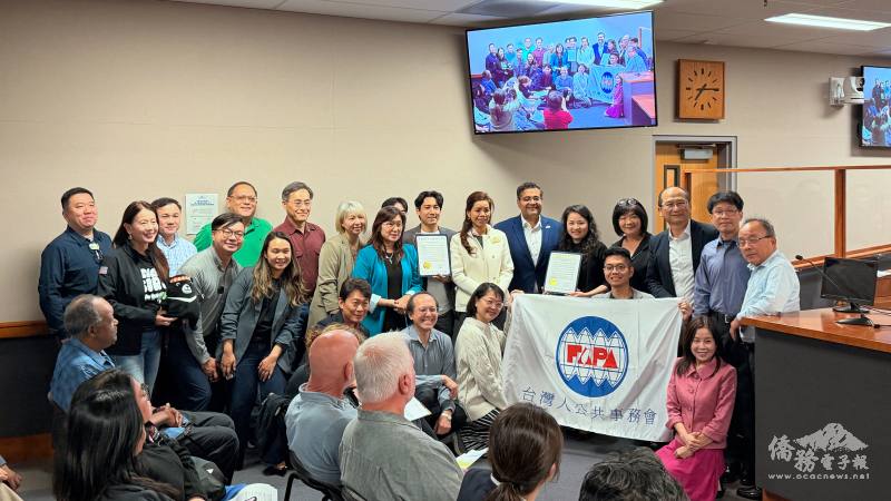 Fremont市政會議市長 Raj Salwan(後排右六)宣讀「台美人傳統週」公告，表彰臺美人社群在經濟、教育、文化與民主參與上的重要貢獻。
