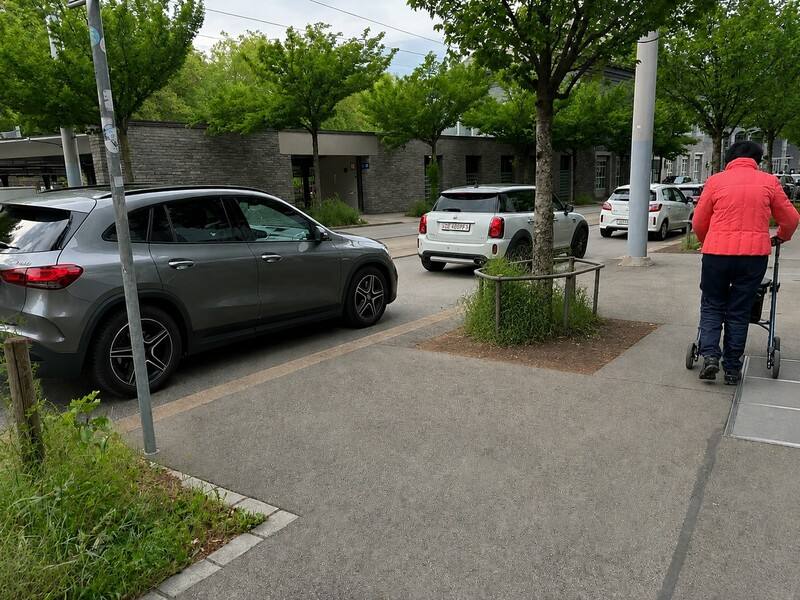 用路安全是瑞士近年面對高齡化社會的交通建設重點。瑞士學者認為，認知能力與駕駛適任性的定期檢查與分級管理，能減少整體社會交通意外的發生。