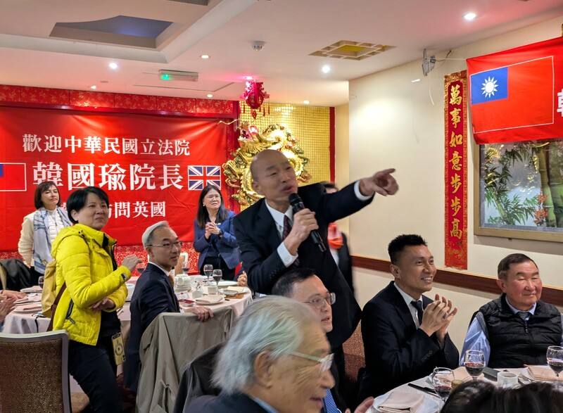 立法院長韓國瑜率跨黨派立委訪問團，13日抵達倫敦，晚間設宴與旅英台商和僑界交流，並一一唱名介紹立委。