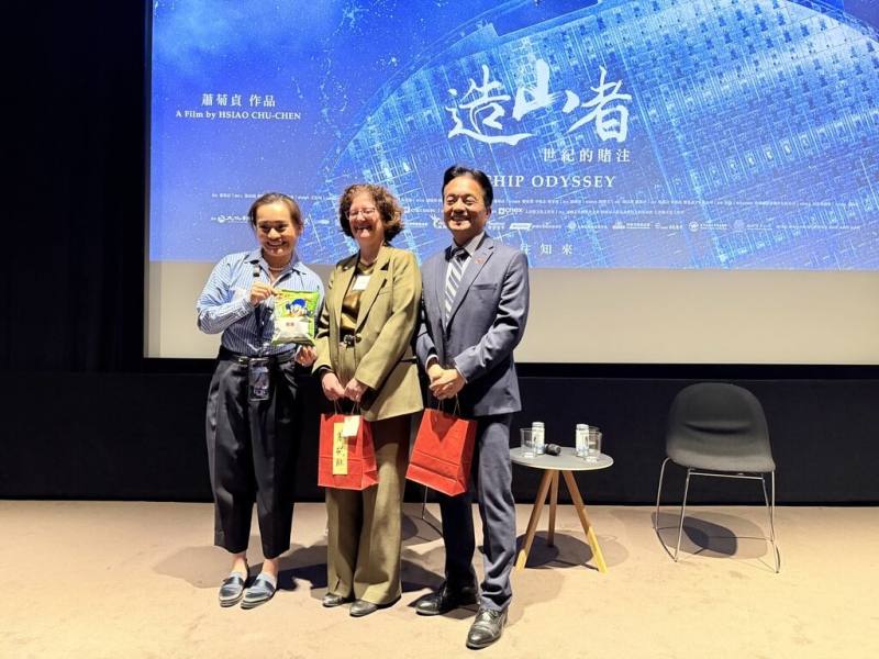 駐丹麥代表處與丹麥台灣協會13日舉辦「造山者」紀錄片放映會。丹麥台灣協會會長黃伊敏（左）致贈台灣科技界「鎮機之寶」綠色乖乖給丹麥量子公司執行長斯莫利亞（中）。（駐丹麥代表處提供）