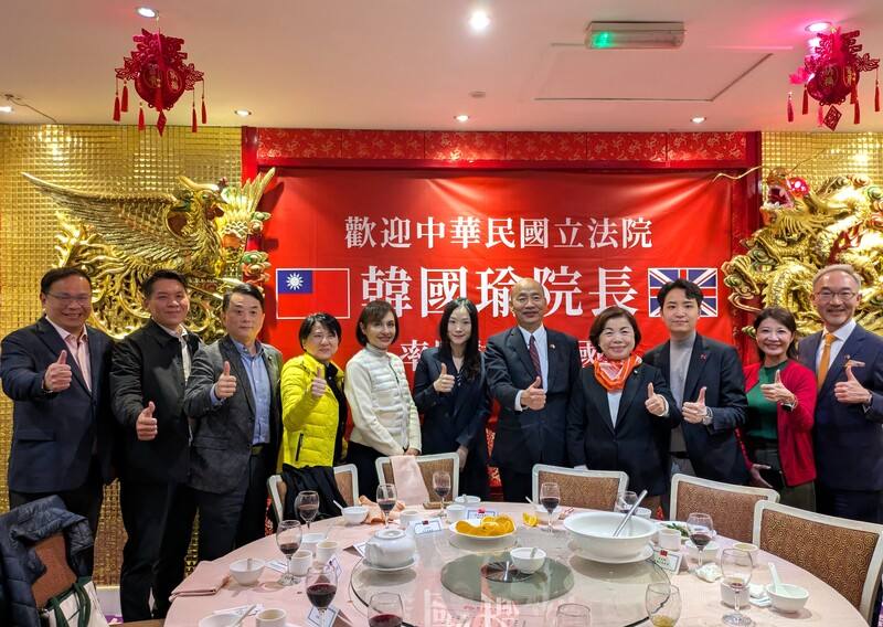 立法院長韓國瑜（右5）率跨黨派立委訪問團，13日抵達倫敦，晚間設宴與旅英台商和僑界交流，圖為韓國瑜與訪英立委、駐英國代表姚金祥（右1）、歐洲台灣商會聯合總會會長李欣恬（右6）等人合影。
