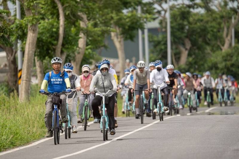 響應世界自行車日，縱管處舉辦「徐行縱谷－騎時很健康」活動，號召民眾6月3日從瑞穗出發，騎自行車遊賞花東縱谷。圖為2025年活動情形。（花東縱谷國家風景區管理處提供）