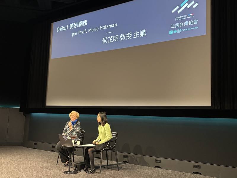 法國台灣協會12日晚間舉辦國片「大濛」特映會。漢學家侯芷明（左）在映後座談中說，台灣走向民主的歷程令人讚嘆。