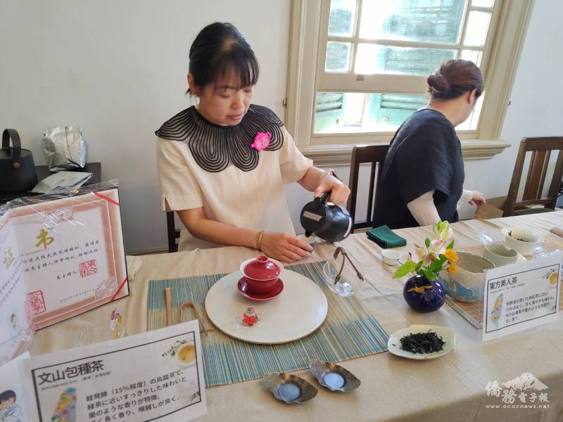 會館二樓設有臺灣茶飲攤位