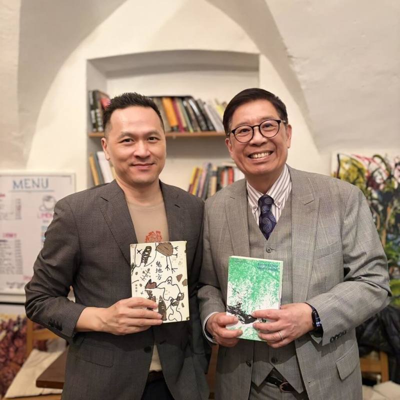 台灣作家陳思宏（左）12日訪問斯洛伐克首都布拉第斯拉瓦，舉辦演講與「鬼地方」捷文譯本簽書會，期間與駐斯洛伐克代表李南陽（右）合影。（駐斯洛伐克代表處提供）