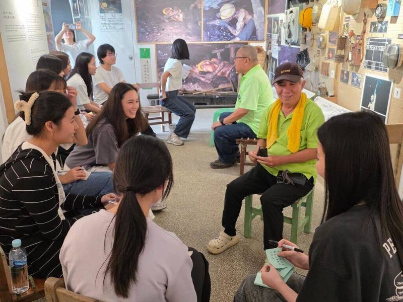 台大創新設計學院兼任副教授蔡佳芬5月初帶學生到新北市瑞芳猴硐礦工文史館參與田野課程，學生們分組向老礦工請益，了解他們的生命歷程。（蔡佳芬提供）