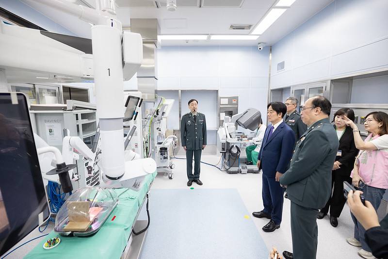 總統前往急診室外科急救間及電腦斷層間參觀，聽取外傷與電腦斷層處置流程說明，再前往「達文西手術室」瞭解機械手臂模擬操作情況