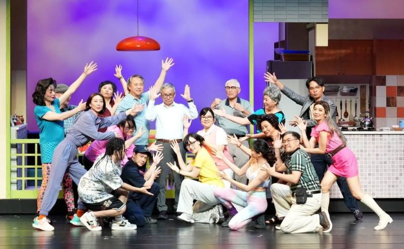 綠光劇團表示，編導吳念真（中左灰褲者）作品「人間條件八－凡人歌」描寫二婚家庭、長照壓力與跨世代溝通等議題，本週末將巡演至高雄。（綠光劇團提供）