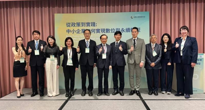 商研院13日舉辦中小企業數位與永續轉型國際論壇。商研院董事長許添財（中）提出「新國際合作主義」框架，主張台日韓將超越產能競爭關係，透過AI與綠色創新實現「協同演進」，促進跨國智慧發展。（商研院提供）