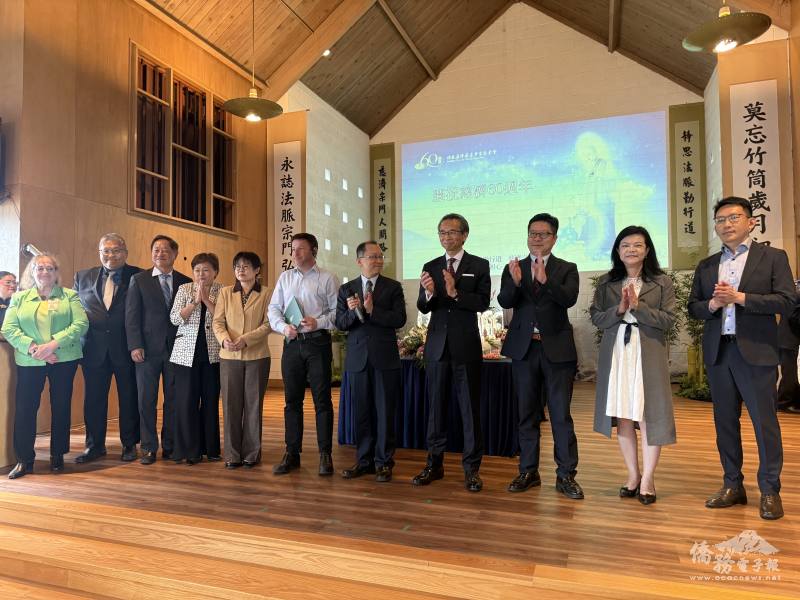 加拿大國會議員Roman Baber(中)出席頒發賀狀並致詞，肯定慈濟長年於全球投入公益慈善的貢獻；現場亦與駐多倫多辦事處及文教中心互動交流
