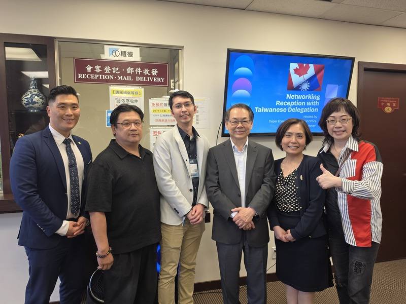 駐溫哥華辦事處和卑詩省台灣辦事處共同籌辦企業交流活動，加拿大政界、商界和學界多人支持。台裔加拿大創業家黃敏祐（左3）創立的晶片設計公司日前榮獲加拿大半導體協會頒發「年度創業公司獎」。
