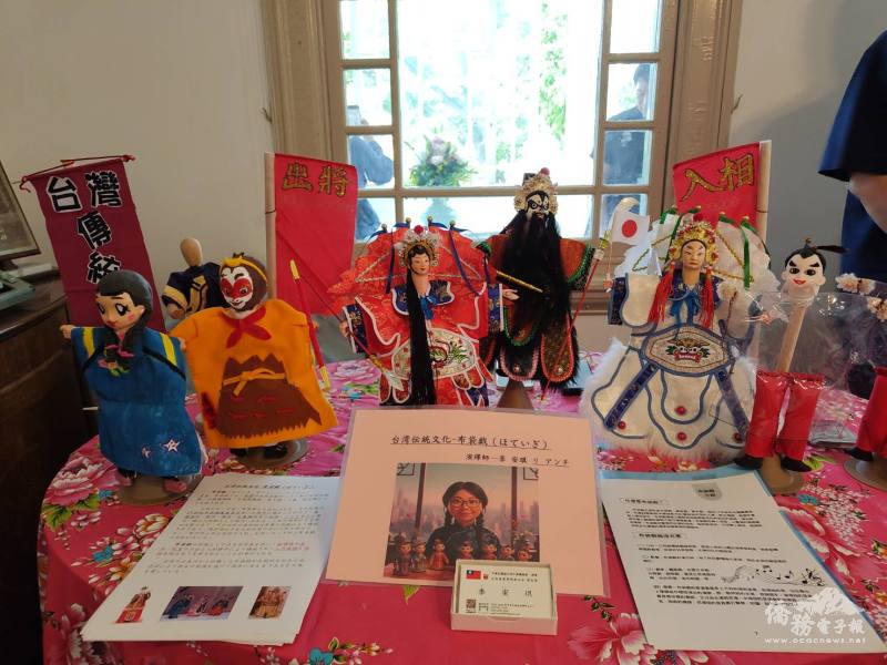 會館一樓大廳展示布袋戲偶