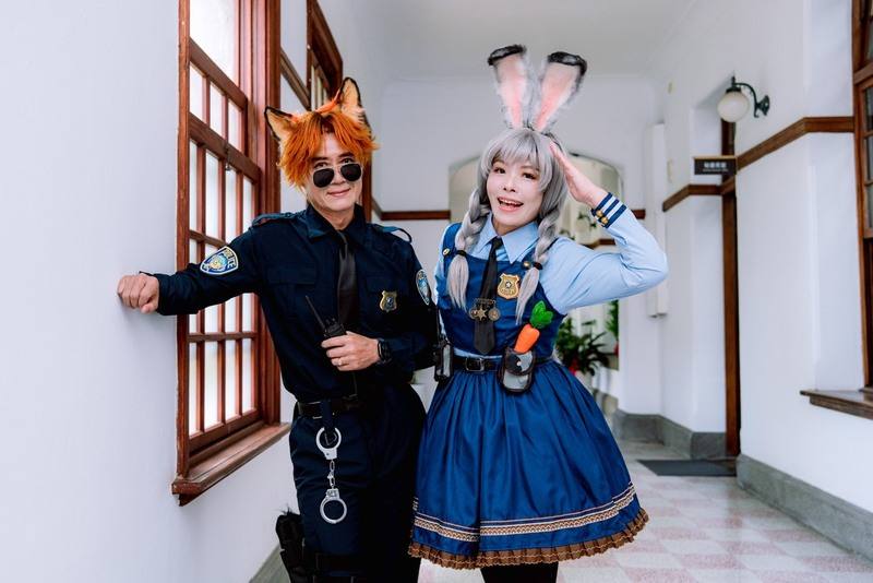 新竹市政府15日舉辦「漫人祭–2026新竹國際動漫節」展前記者會，新竹市長高虹安（右）表示，屆時將化身「警兔」與民眾同樂。左為新竹市副市長林琨瀚。