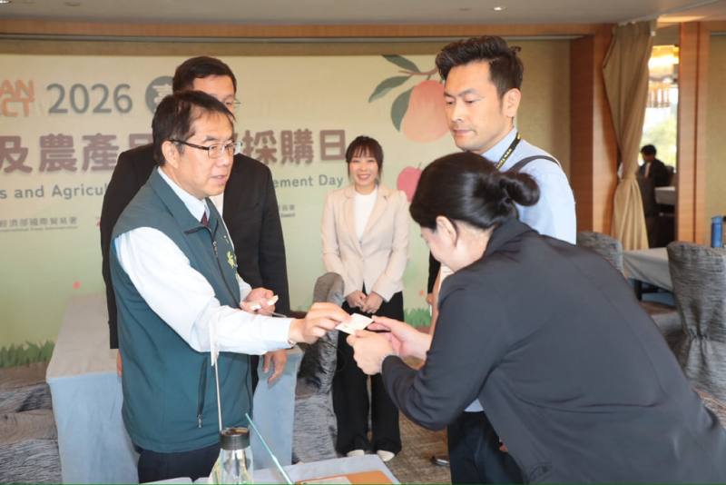 「2026年台南熱帶水果及農產品國際採購日」由農業部、台南市政府、經濟部國際貿易署及中華民國對外貿易發展協會共同舉辦，14日在台南遠東香格里拉飯店舉行，市長黃偉哲（前左）向參加人員致意。（台南市政府提供）
