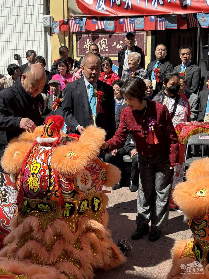 獅頭點睛儀式，邀請僑務委員會副委員長李姸慧為新獅頭點睛開光