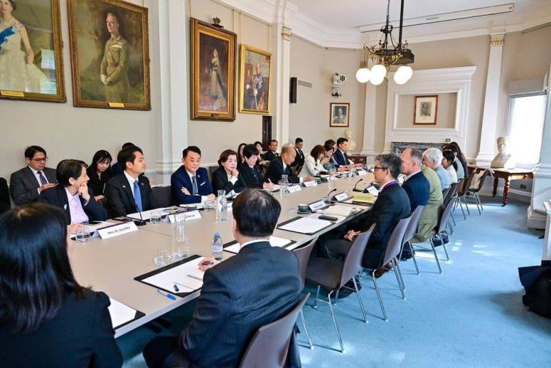立法院長韓國瑜率跨黨派立委訪英國，14日下午共同拜會英國智庫「王家三軍聯合國防研究所」（RUSI），與多名學者進行座談交流。（立法院提供）