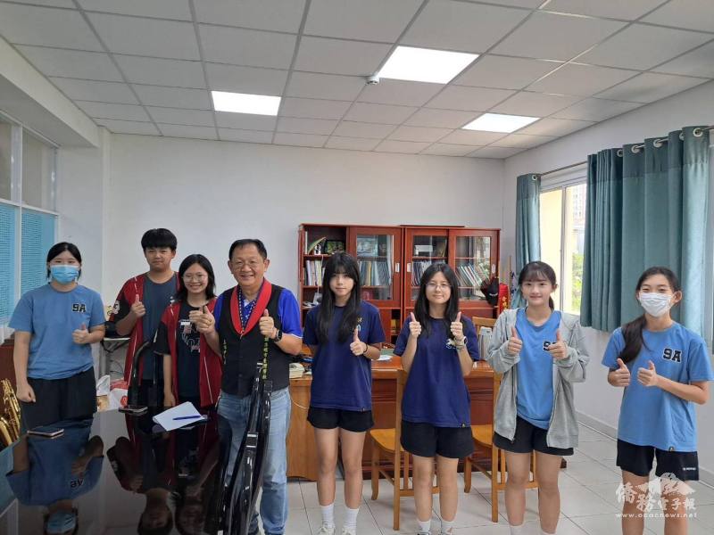 赴臺考試前，應考學生們於校長室進行交流與勉勵