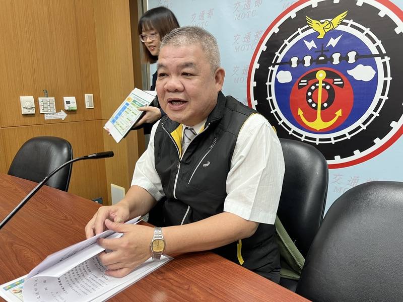 115年端午節連假自6月19日起至21日共計3天，交通部高速公路局副局長彭煥儒（前）15日提前公布國道交通疏導措施，並預估連假首日南向車流可達65百萬車公里，為平日的1.4倍。