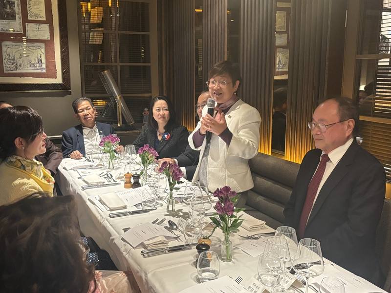 中華民國僑務委員會委員長徐佳青（站立者）走訪美歐多國，13日在巴黎出席僑宴。