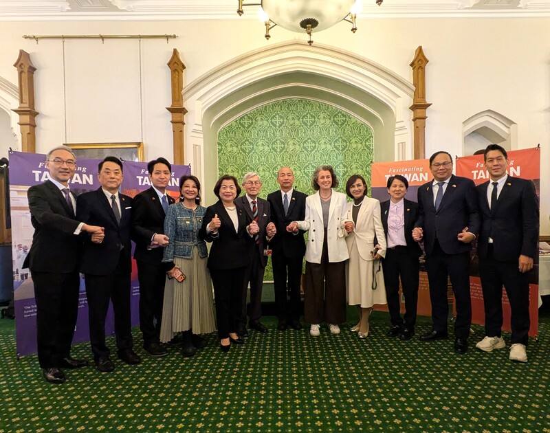 立法院長韓國瑜（右6）率跨黨派立委14日參訪英國國會，英國國會友台小組兩位共同主席，下議院議員柴萍恩（右5）和上議院議員羅根勳爵（左6），代表英方表示歡迎，駐英國代表姚金祥（左1）陪同。