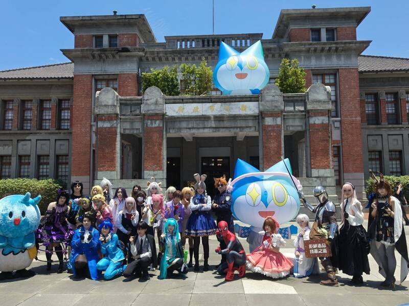 新竹市政府15日舉辦「漫人祭–2026新竹國際動漫節」展前記者會，新竹市長高虹安（中）化身「警兔」，與多名Coser共同為活動宣傳。