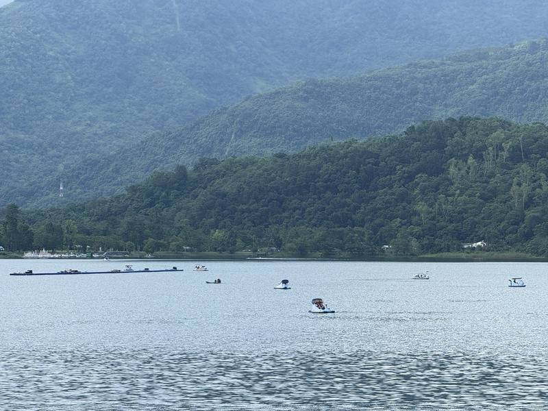 花蓮鯉魚潭天鵝腳踏船翻覆，造成9歲男童溺斃，事發後水域遊憩活動暫停近3個月。花蓮縣政府府15日表示，143艘船陸續將進行安全檢驗，有望6月恢復營業。