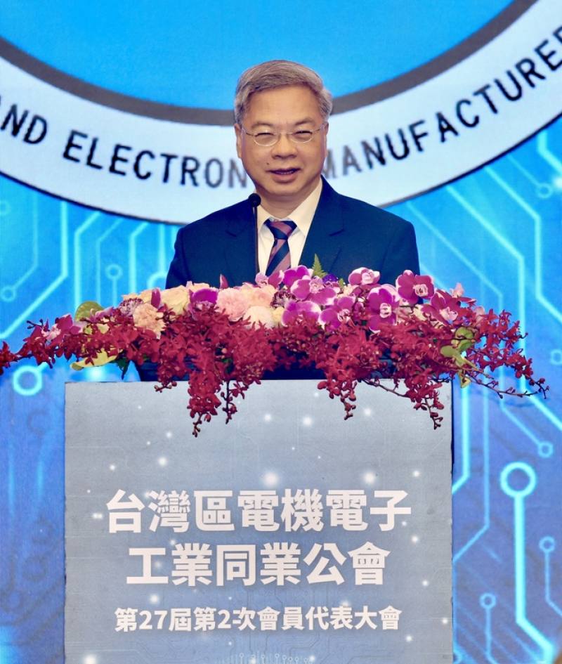 台灣區電機電子工業同業公會第27屆第2次會員代表大會15日下午在台北漢來大飯店舉行，經濟部長龔明鑫（圖）出席並為活動致詞。
