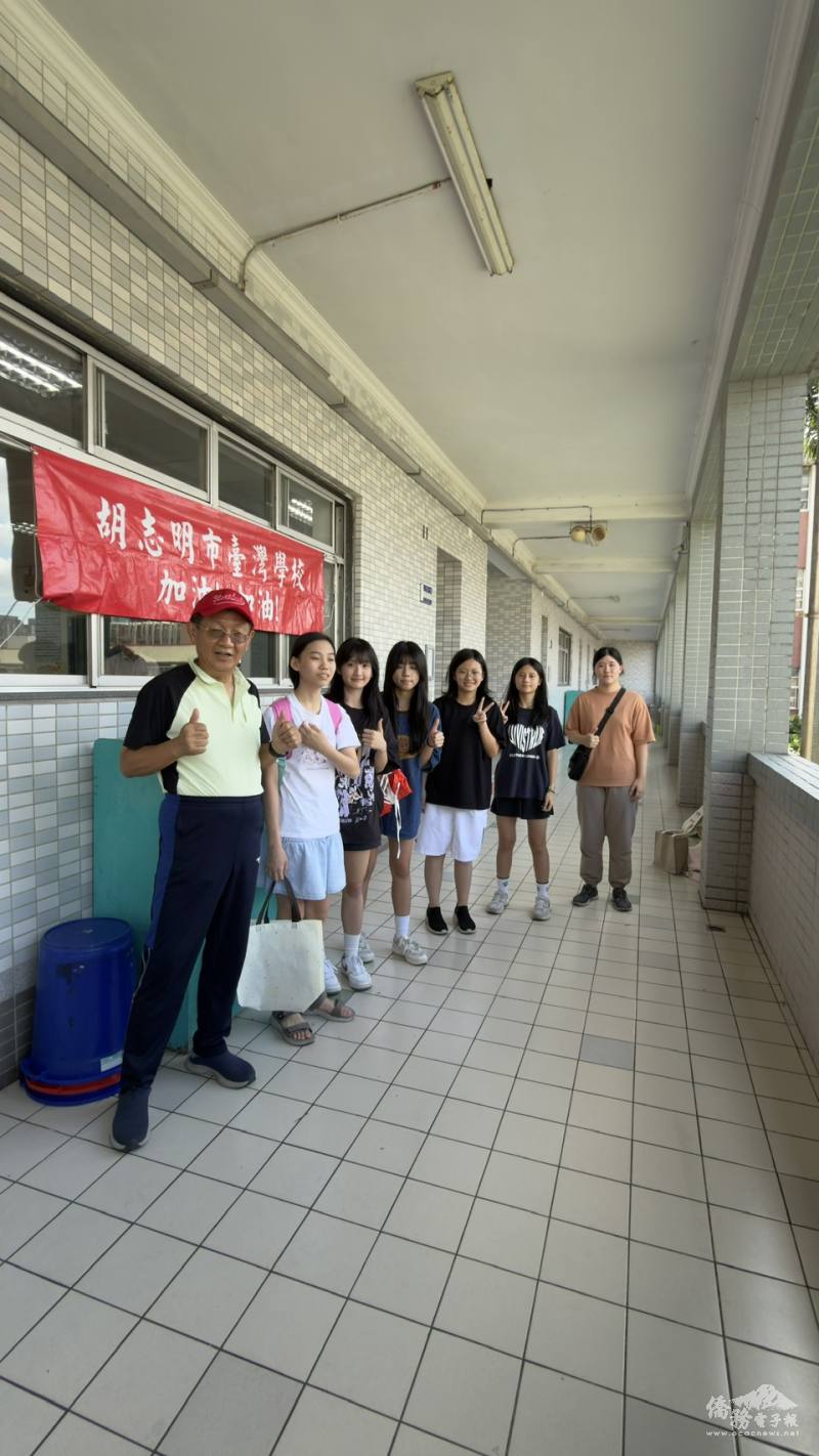 莫恆中(左一)帶領學生熟悉試場及考生休息室位置
