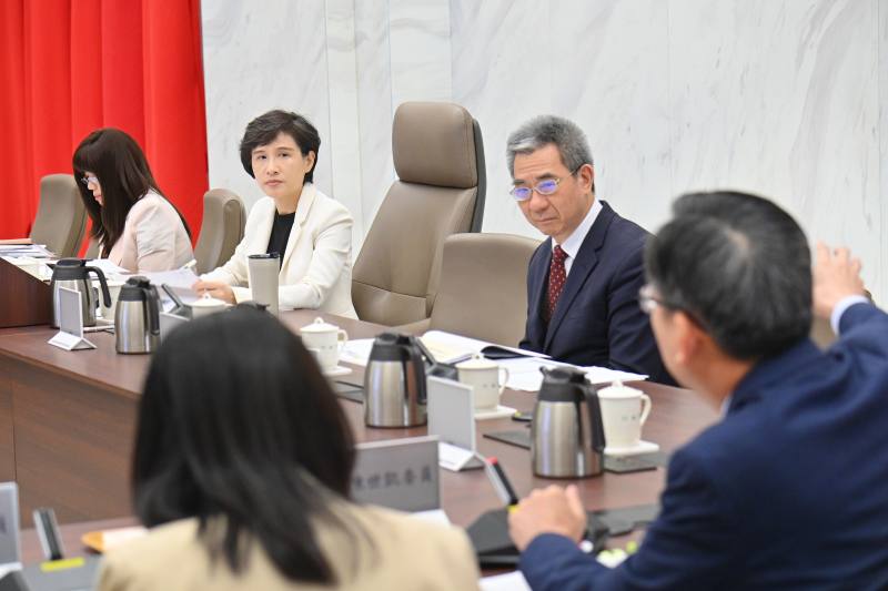 2026年5月13日行政院副院長鄭麗君主持行政院消費者保護會