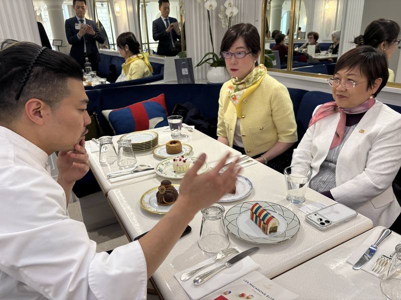 中華民國僑務委員會委員長徐佳青（右）走訪美歐多國，在巴黎期間，於駐法代表郝培芝（中）陪同下，拜訪來自台灣的艾里賽宮甜點主廚行倫邑（左）。