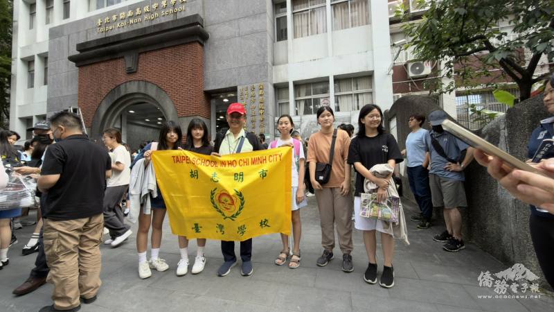 校長莫恆中(左三)陪同應考學生走訪考場、熟悉環境