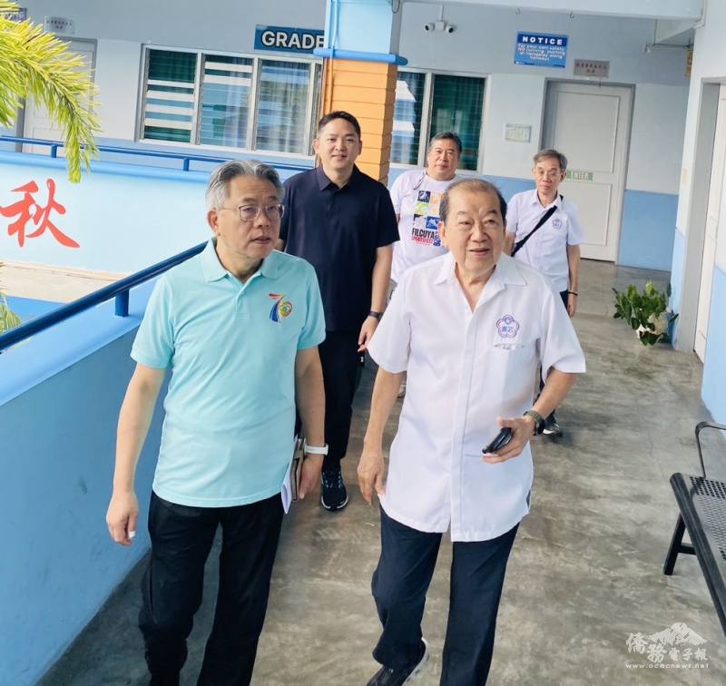 丹轆新民中學董事長蔡仁宏、前董事長蔡引洛陪同駐菲律賓代表處公使楊登仕一行參觀丹轆新民中學校園，介紹學校辦學與設施情形