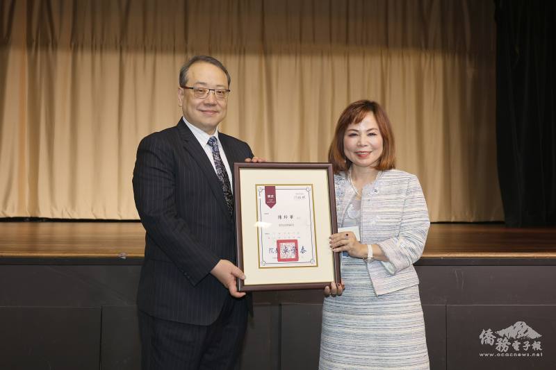 行政院政務顧問陳玲華（右）獲馬博元頒發中華民國行政院政務顧問聘書