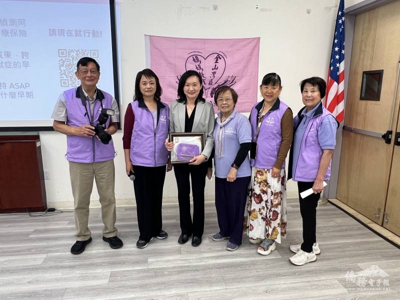 金山灣區媽媽教室創辦人高玉麗(右三)贈感謝狀給張珮寧(左三)