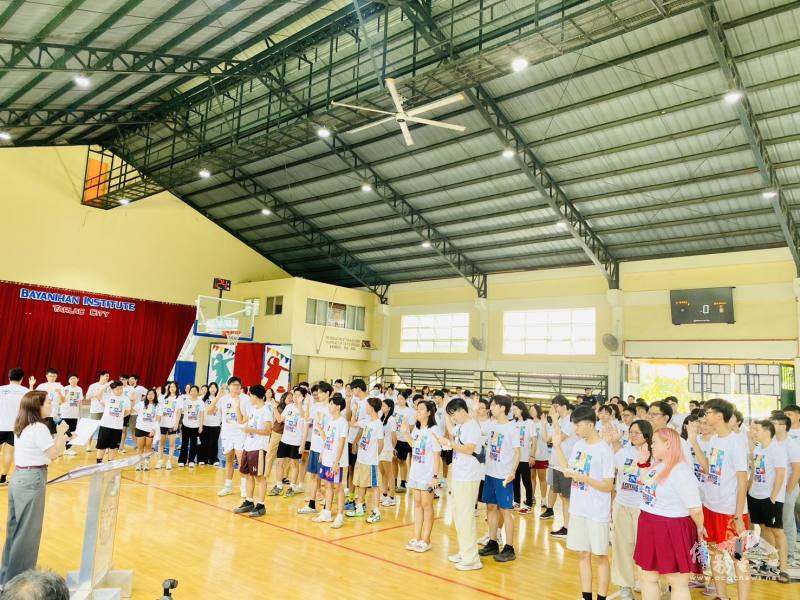 菲華文經總會常務委員梁俊如帶領全體運動員宣誓，勉勵選手秉持運動家精神參與賽事