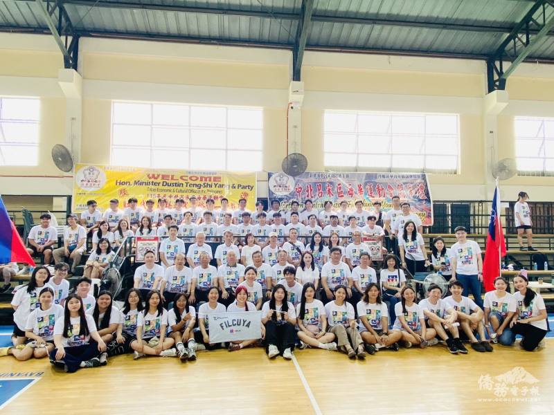 駐菲律賓代表處公使楊登仕、與會貴賓及丹轆（Tarlac）代表隊合影，共同為「2026年中北呂宋海華盃運動會」揭開序幕