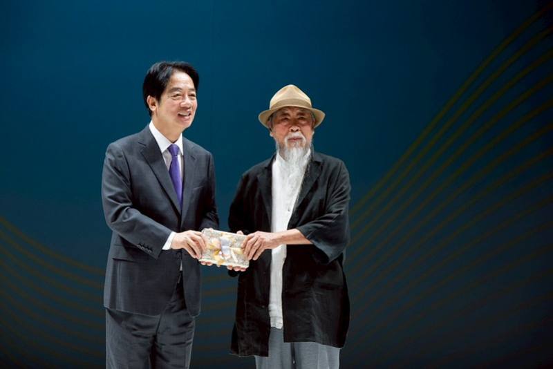 總統親自贈禮予第24屆國家文藝獎得主，表彰他們在藝術創作上的成就與貢獻