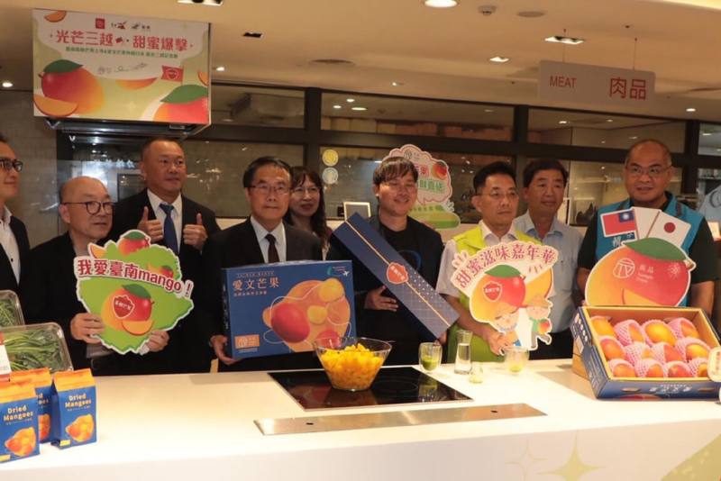 台南市政府17日在新光三越台中中港店舉辦芒果推廣及預購活動，台南市長黃偉哲（前左2）化身推銷員協助促銷，現場也製作「芒果綠拿鐵」，推廣夏季限定美味。（台南市政府提供）