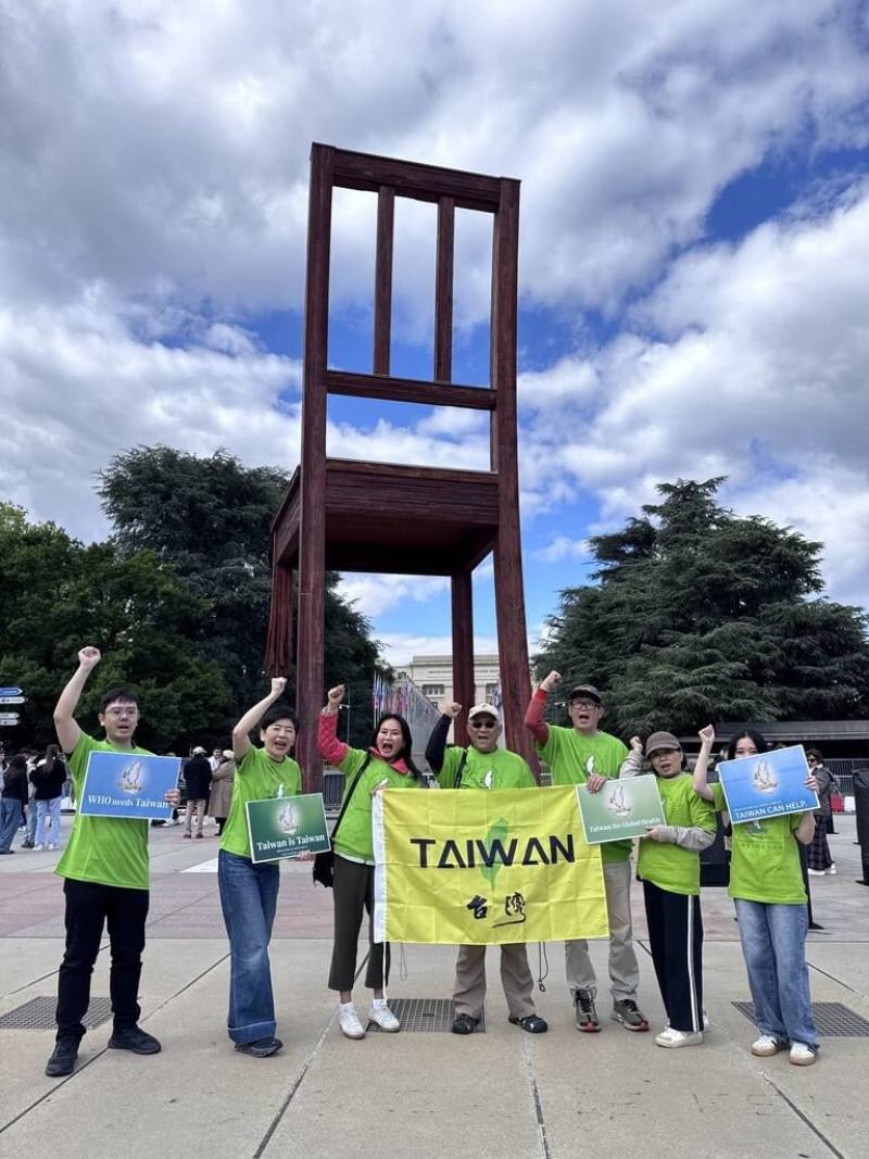 台灣醫界聯盟執行長林世嘉（左2）赴瑞士日內瓦三腳椅廣場抗議，世界衛生組織（WHO）秘書長譚德塞（Tedros Adhanom Ghebreyesus）10年任期內未善盡全球最高衛生機構領導職責，要求世衛應納入台灣。（台灣醫界聯盟提供）