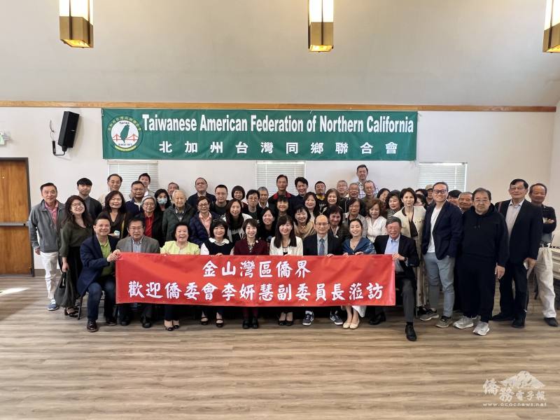 李姸慧與鄉親合影