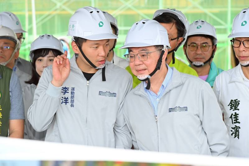 行政院長卓榮泰視察屏東國際棒球場工程進度