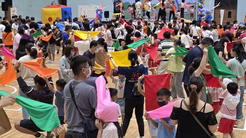 運動i臺灣系列「親子FUN動島．一起放電趣」暨「舞動菊島．樂活同歡」活動17日展開，近千親子與長者一起同樂，場面熱烈嗨翻澎湖綜合體育館