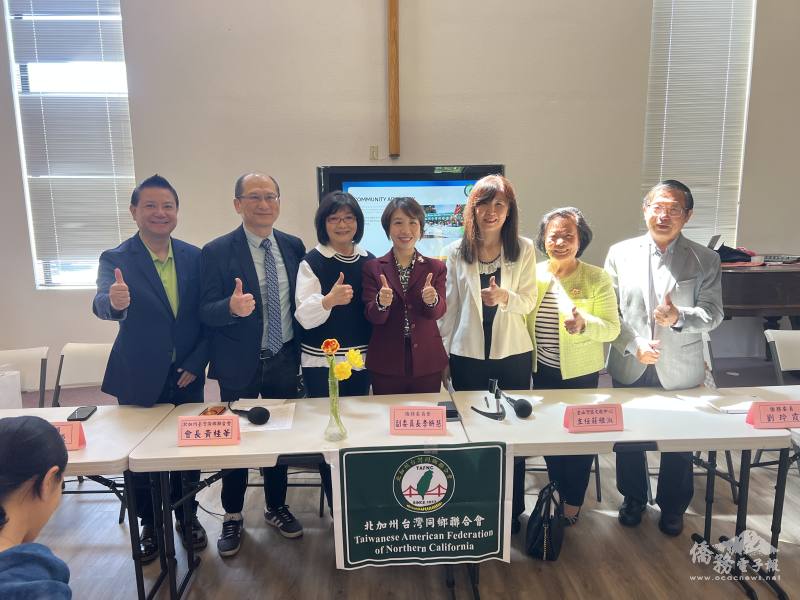 李姸慧與會長、僑務委員合影，左起為張正邦、林政原、黃桂華、李姸慧、莊雅淑、劉玲霞及陳陽明