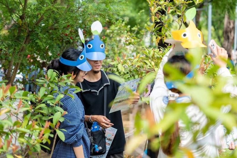 嘉義市府今年5月與Pikmin Bloom跨界合作，首波結合嘉義藝術節，近日正逢阿勃勒花季到來，嘉義市府串聯8處特殊地點，規劃城市散步提案，歡迎民眾走訪，賞花又種花。（嘉義市政府提供）