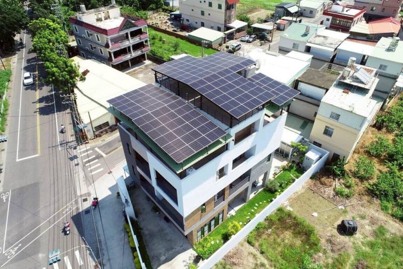 鼓勵市民於自有建築物設置太陽光電設備，高雄市政府辦理太陽光電補助，即起開放申請。（高雄市工務局提供）
