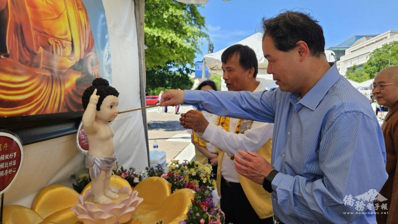 國際佛光會華府分會設置浴佛體驗攤位，祈願民眾身心安康、福慧增長