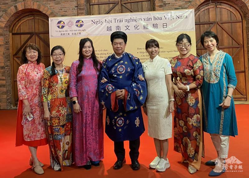 韓國耀與參與貴賓身穿越南傳統奧黛合影留念