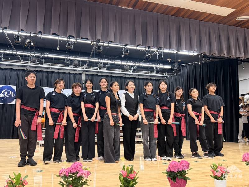 學生扇子舞演出，充分展現學生多元學習成果