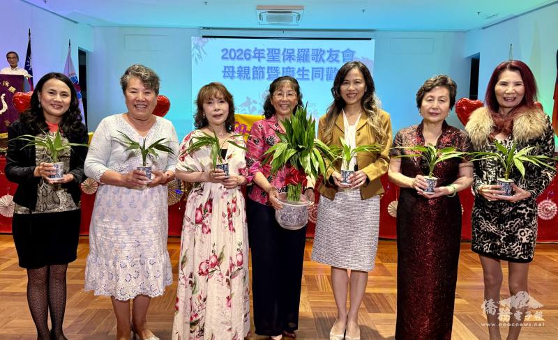 致贈富貴竹給母親代表，右起巴西華人資訊網創辦人支黃秀莉、僑務委員洪呂麗月、處長朱怡靜、歌友會會長游淑君、僑務委員陳寶玲、僑務諮詢委員斯碧瑤、臺貿中心主任施懿倫